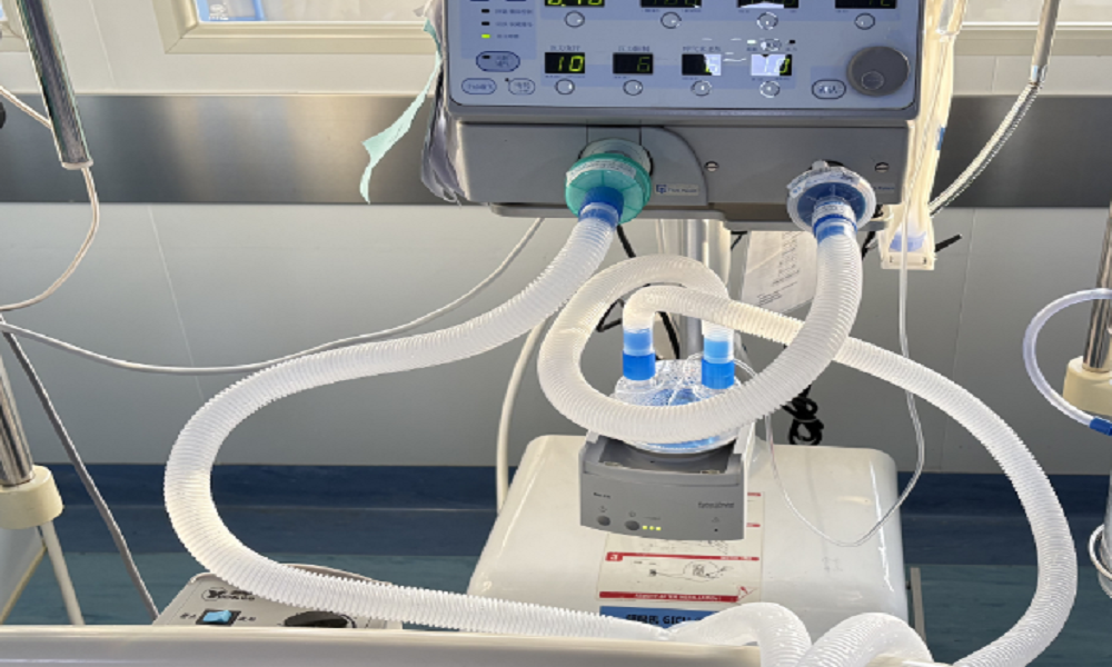 长期使用呼吸机，管路应“定期更换”还是“按需更换”？