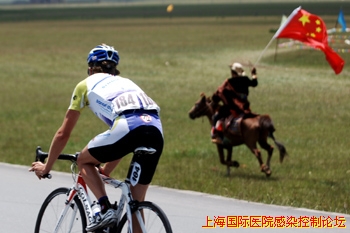 7月22日，一名参赛选手（左）在比赛中骑行。.jpg