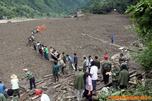 云南贡山突发泥石流村庄夷为平地