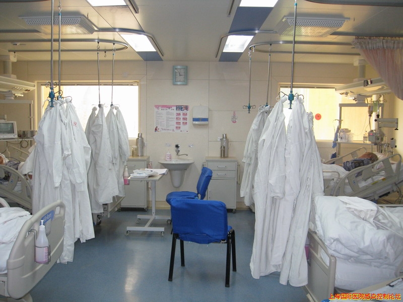 根据护理该病人时需要的的工作人员数量挂隔离衣件数
