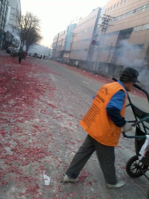 还有两条呢马路的垃圾等着.jpg