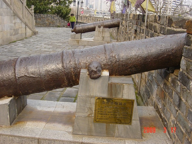 城墙上保存的清代铁炮.jpg