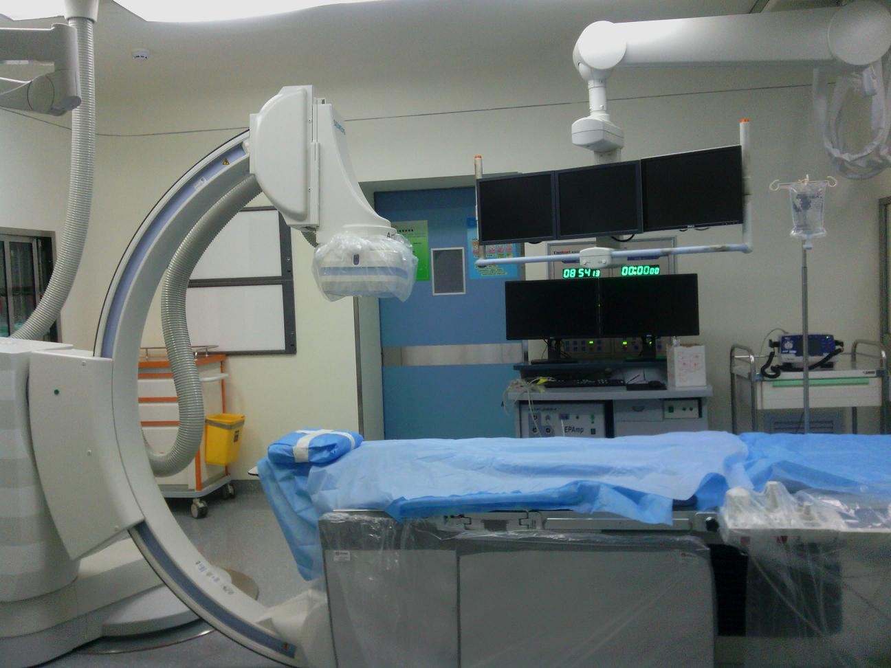5台显示器可以现场查看患者的影像学检查结果