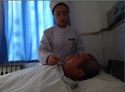 我院神内护士在为患者鼻腔涂抹莫匹罗星.jpg