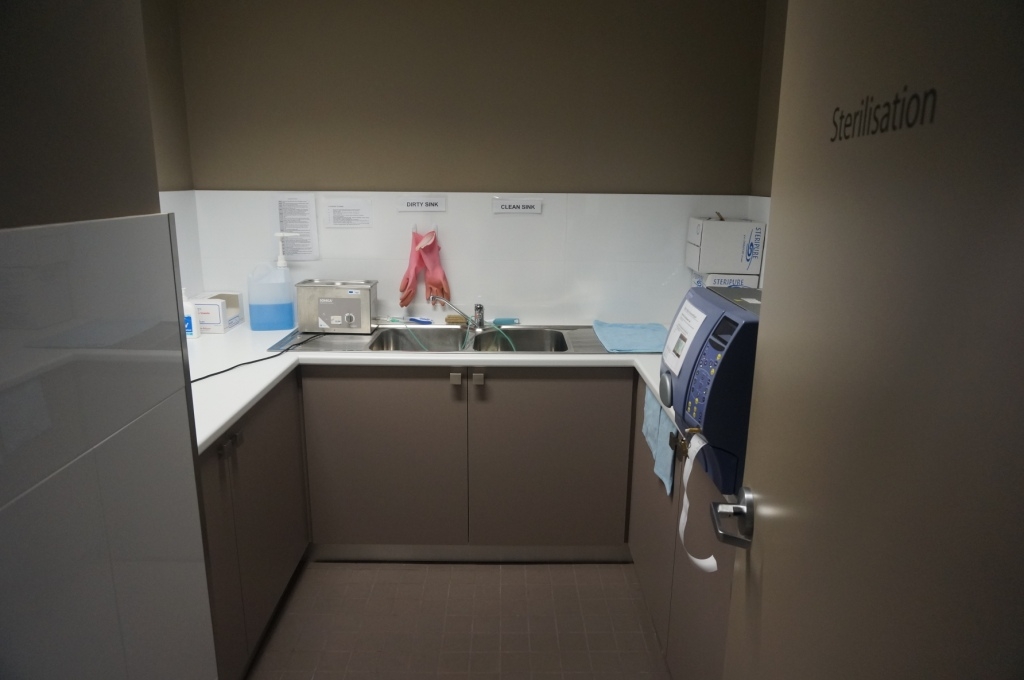 这是随机参观到的一所个体全科诊所的小型供应室，澳大利亚相同诊所基本都一致，这是外观图