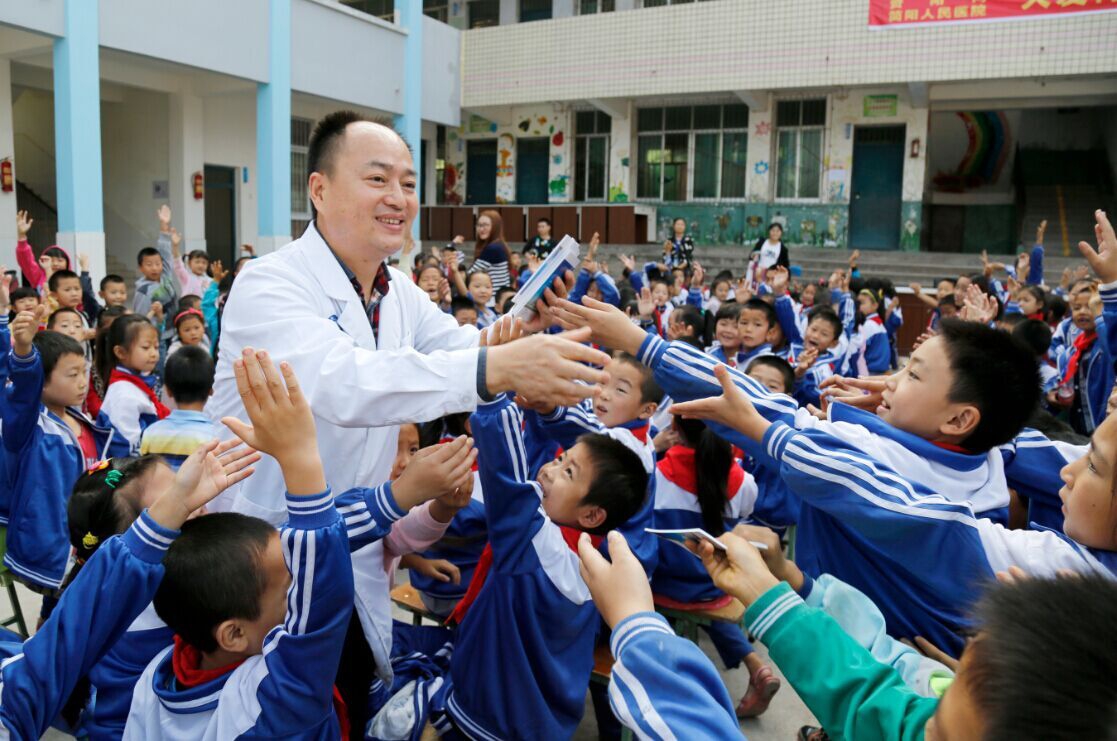 2015.10.20向永宁九义校学生发健康促进指导手册3.jpg