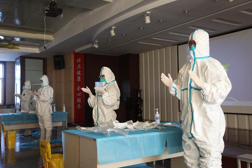 新疆生产建设兵团医院进行埃博拉出血热医务人员个人防护用品穿脱演练0.JPG