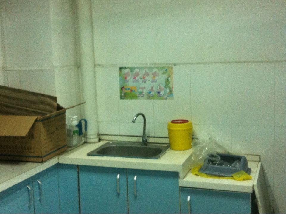 水槽几乎无洗手设施治疗室台面一边化药一边堆杂物