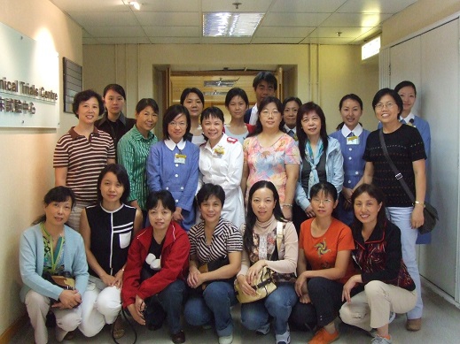 2006年与程丽姸教授及科室的老师们合影