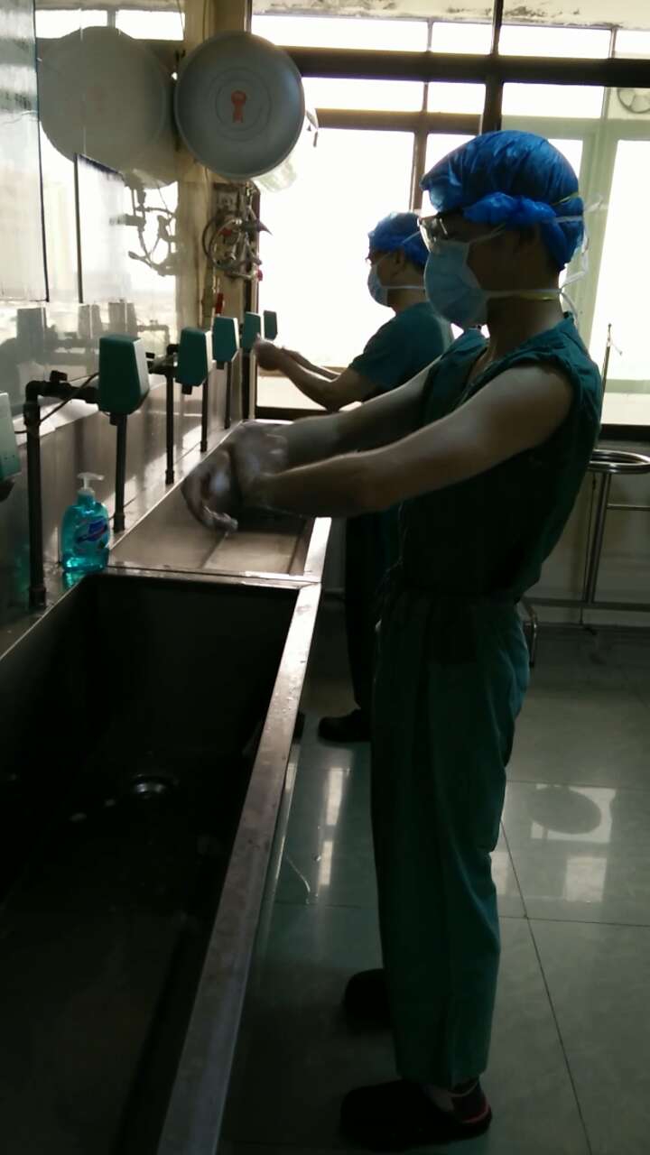 外科医生外科手消毒.jpg