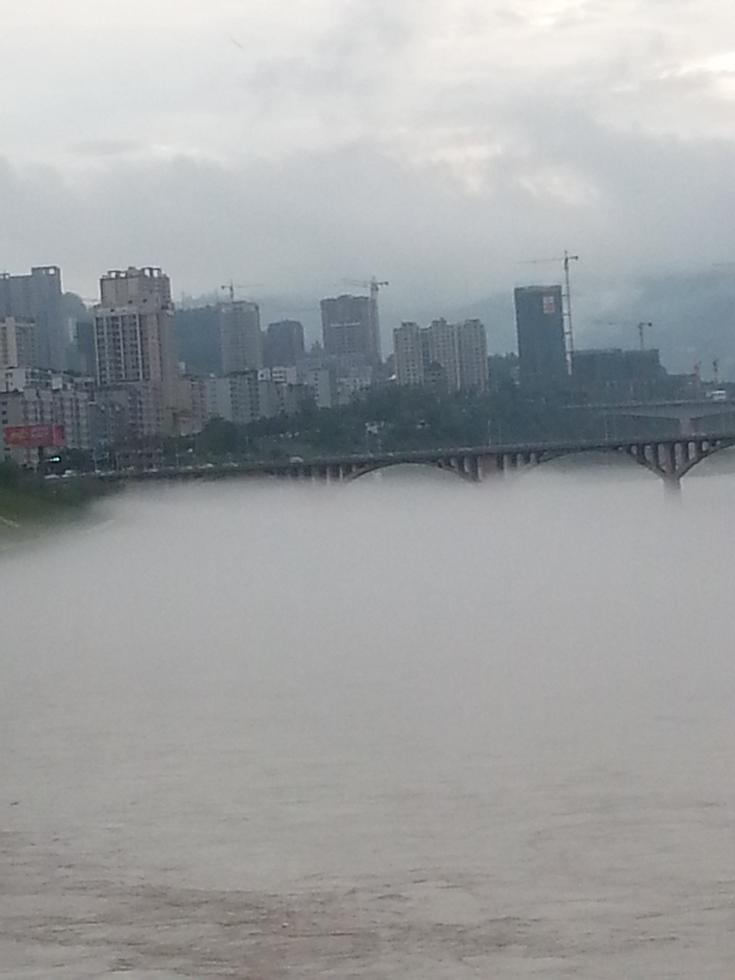 飘渺的薄雾淹没了巴河老桥大部分桥墩.jpg