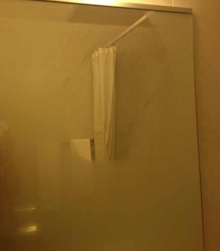 洗完澡后照人脸部分，镜子上没有雾气