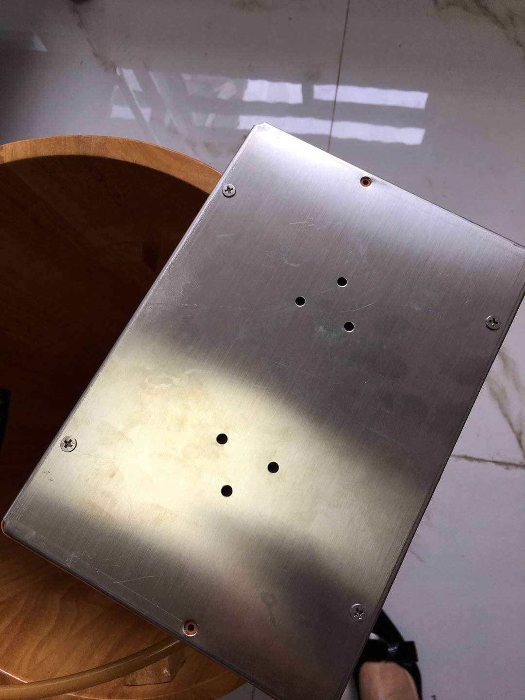 按摩器的背面是金属材质