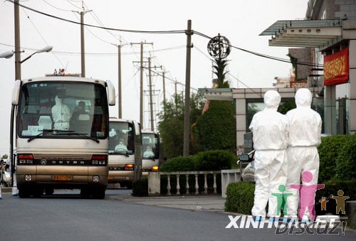 5月6日，旅客乘坐的大巴车由机场抵达临时隔离观察点。新华社记者刘颖 摄