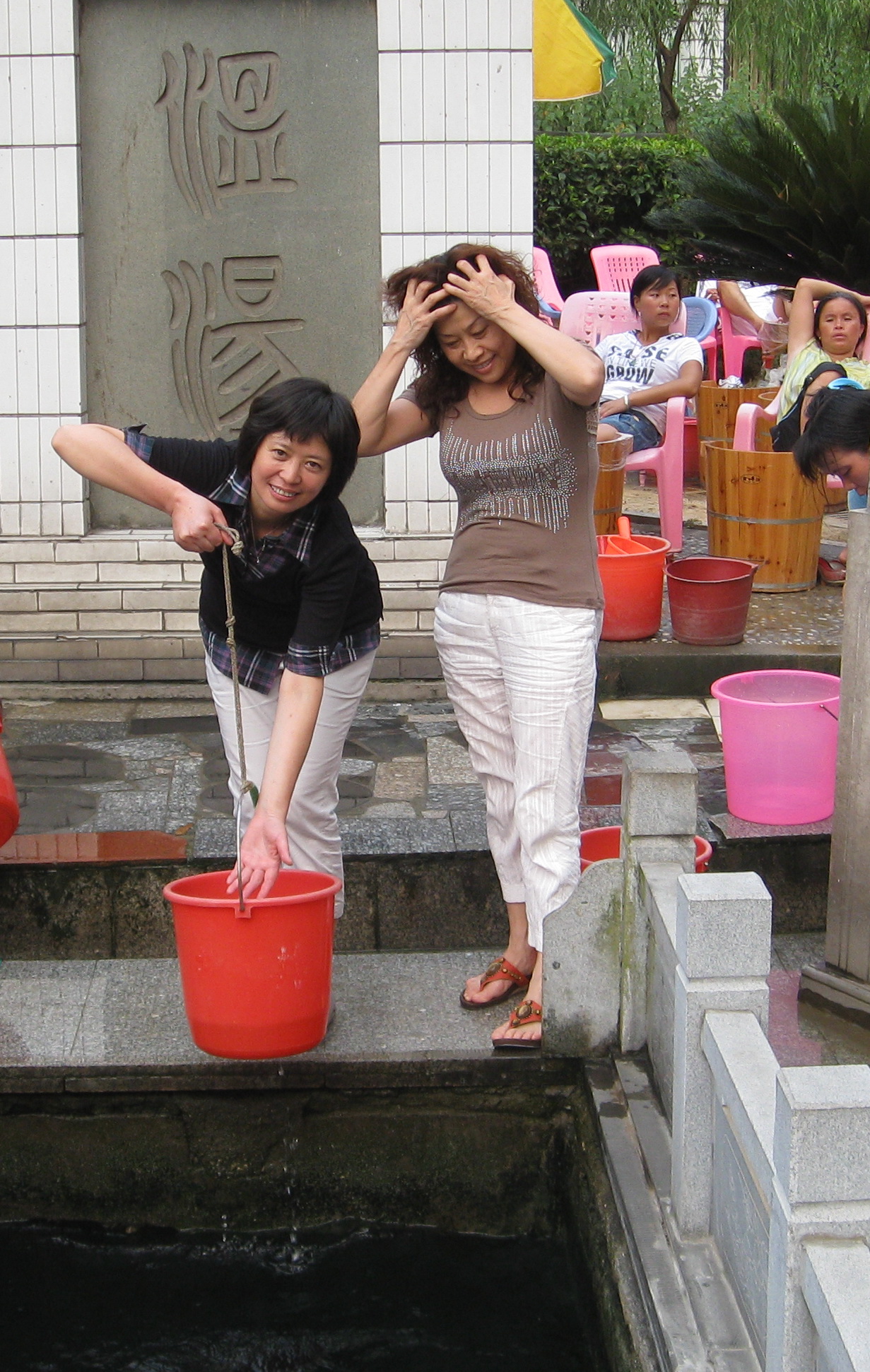 打一桶水泡泡脚.jpg