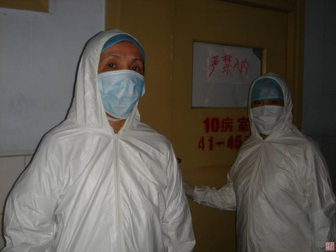 宋诗铎教授和杨又力老师准备查看气性坏疽患者
