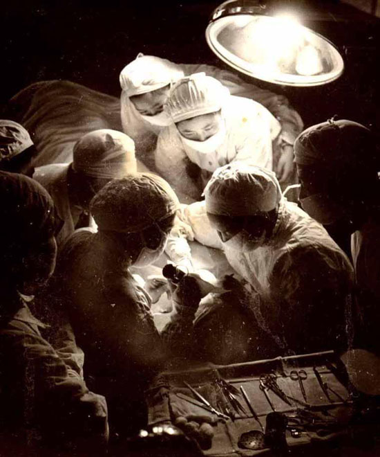 《胆大心细》 1960年 空军专家俞笛梅在455医院做眼科手术.jpg
