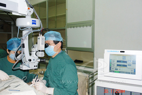 恩施州中心医院眼科手术显微镜及超声乳化机.jpg