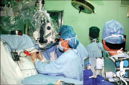 为首都医科大学宣武医院神经介入中心的专家们在做神经介入手术.jpg