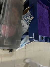 在病区保洁车上发现的一次性口罩放置不合理的问题？