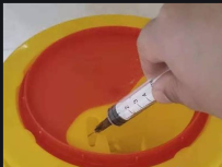 你知道吗？利器盒盖子上的水滴型孔是用来做什么的？