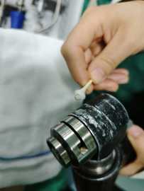 外来器械的钻头缝隙中有黑色污迹是常见现象吗？