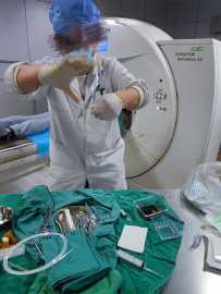 CT行肝脓肿穿刺置管引流如下现场，请各位老师找出操作存在哪些问题？