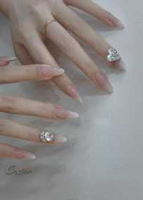 新年第一查，竟然看到有人戴美甲戴手套！