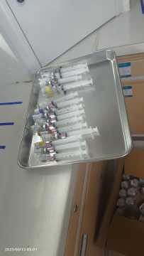 治疗室的放注射器配药盘需要铺无菌巾吗？