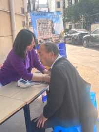 护士工作都洗手服，外加毛衣，去食堂吃饭不方便更换，不像医生，白大褂好脱