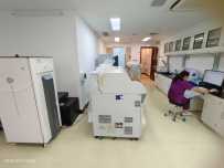 检验科一个大的房间，有实验室和物资储存在一起