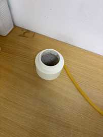 在桌子上打个洞用一个管道连接到锐器盒允许吗？